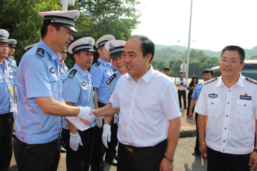 2019年8月7日,株洲市委副书记、市长阳卫国深入高温一线慰问执勤交警