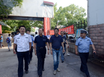 2016年7月8日,株洲市副市长、市公安局长李晓葵在天元区直达商务快客公司督查