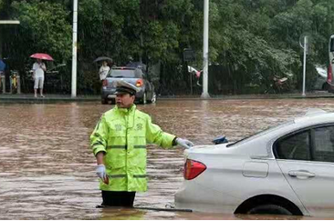 袁少佳在2016年的防汛抢险中站在齐腰深的水中指挥、疏导交通。资料图