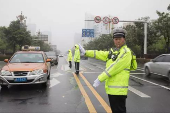 黄波文在路面指挥交通