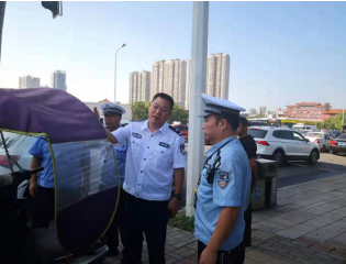 黄耀斌在株洲城区电动车上牌登记现场与交警交流相关工作