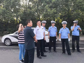 黄耀斌与石峰区交警大队长苏勇等调研石峰区农村道路交通整治情况