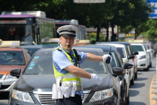 烈日下,株洲交警变“焦”警,但疏堵保畅始终是他们的工作常态