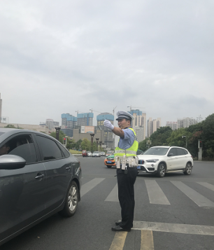 陈昱名汗流浃背正在执勤的样子真的很帅!