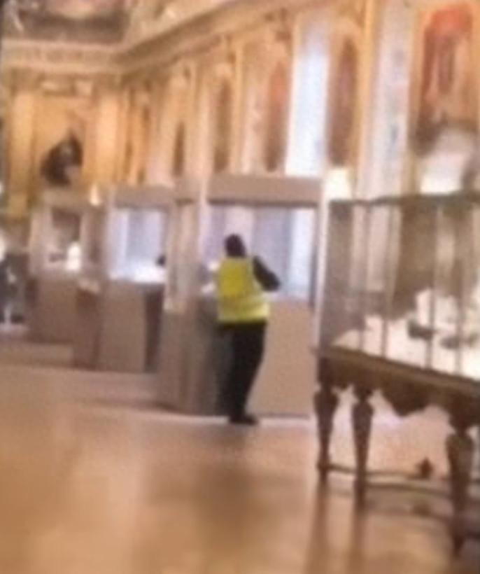 卢浮宫被盗窃监控画面 伪装工人公然抢劫珠宝！