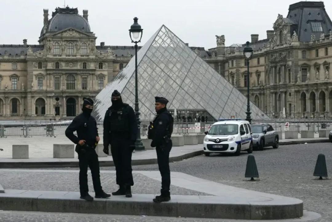 卢浮宫被盗窃监控画面 伪装工人公然抢劫珠宝!