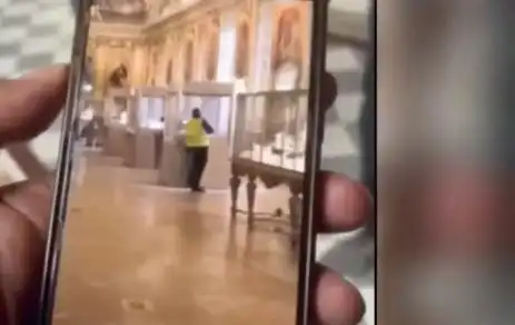 巴黎卢浮宫盗窃案_卢浮宫阿波罗画廊珠宝失窃细节_卢浮宫盗窃案最新画面曝光