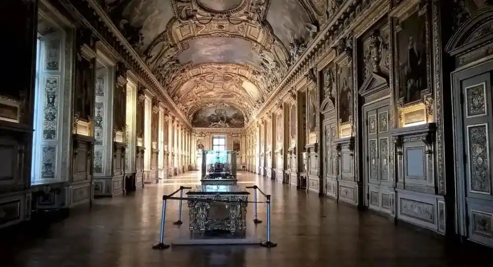 法国卢浮宫抢劫案详情_卢浮宫盗窃案最新画面曝光_卢浮宫珠宝失窃案