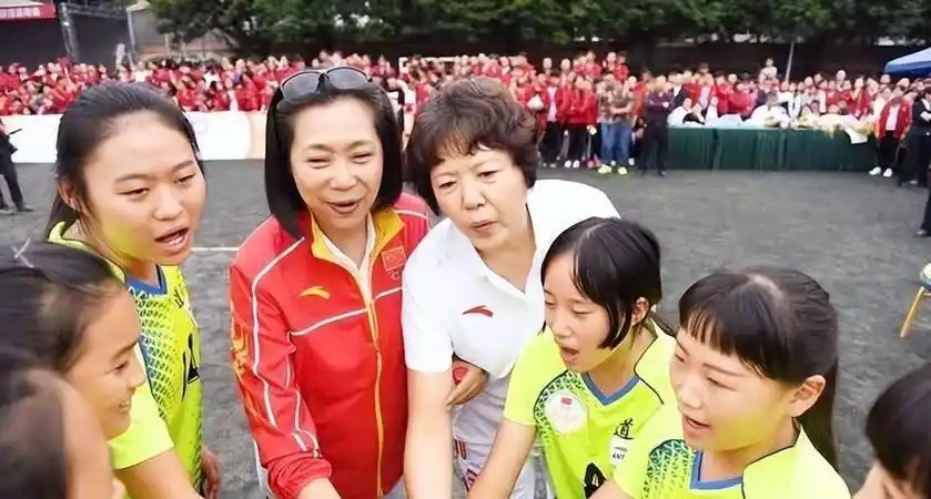 她是中国女排五冠王，退役后选择下海经商，63岁生活曝光！