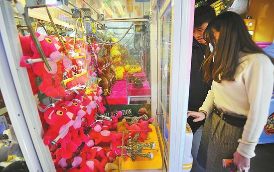 抓娃娃会上瘾 济南女孩一年花费近万元在娃娃机上