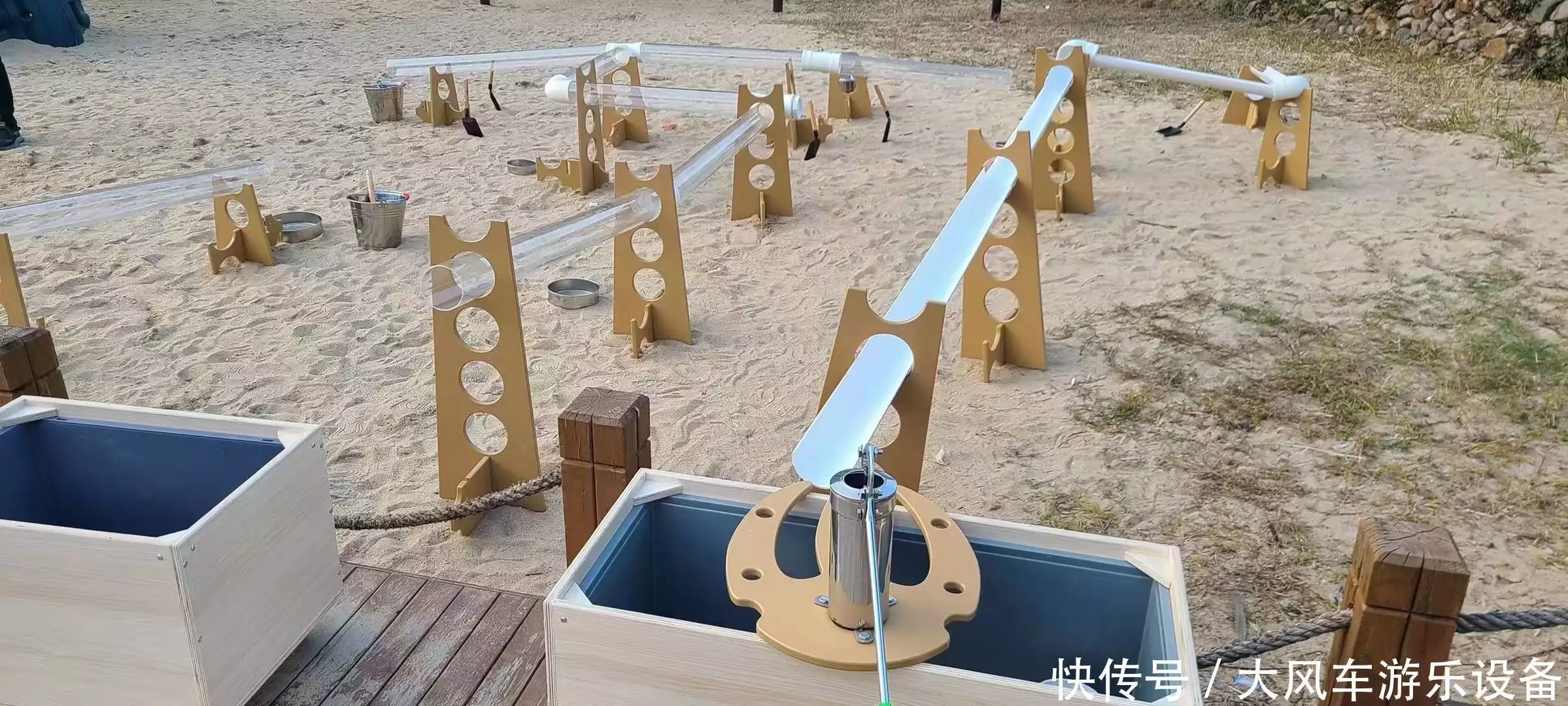 滑滑梯上的亲子互动时刻