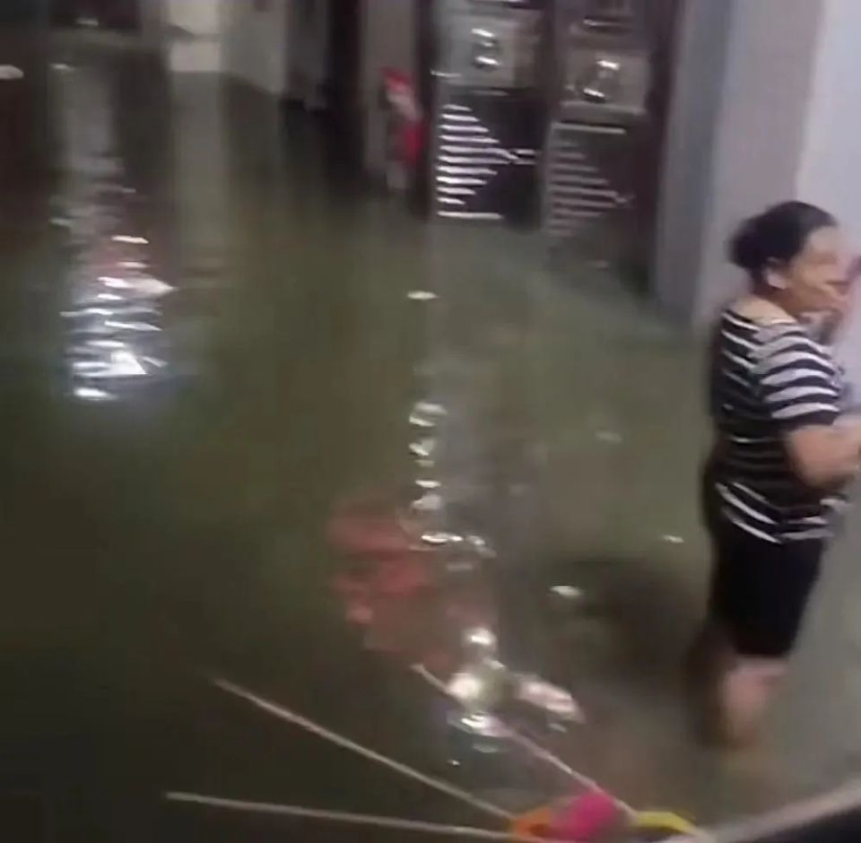 台风逼近香港 疑海水倒灌现3米喷泉_海水倒灌 广东汕尾_海水倒灌 广西北海