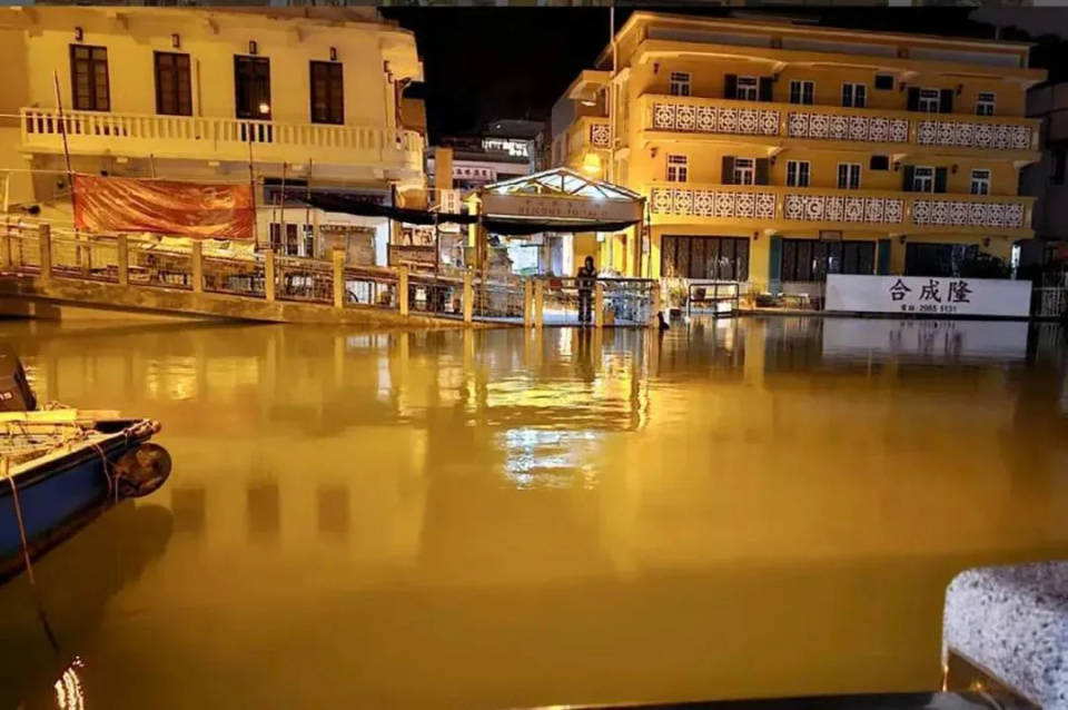 海水倒灌 广东汕尾_海水倒灌 广西北海_台风逼近香港 疑海水倒灌现3米喷泉