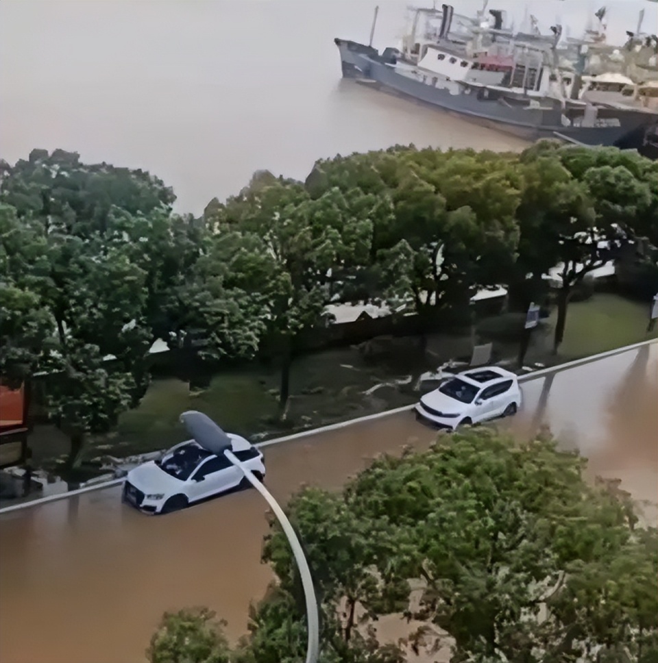 海水倒灌 广东汕尾_台风逼近香港 疑海水倒灌现3米喷泉_海水倒灌 广西北海