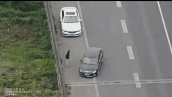 高速上他挥舞手电拼命拦车_高速拦车借钱骗局_高速公路招手党诈骗