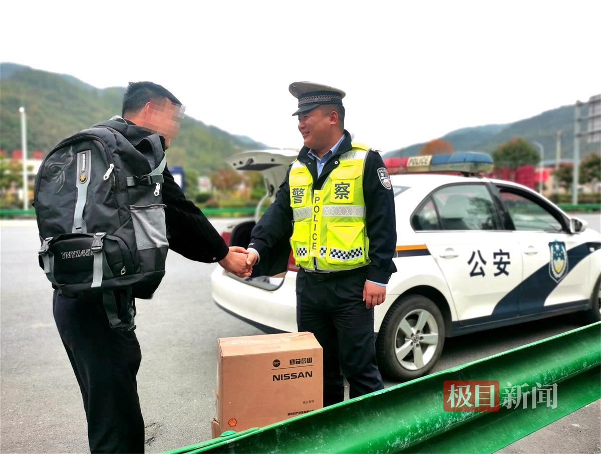 外地男子高速路上挥手拦车，湖北保康交警及时救援排险