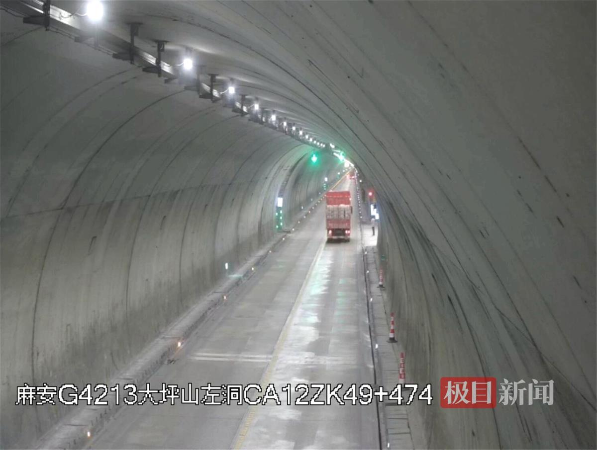 高速公路行人拦车_高速上他挥舞手电拼命拦车_高速公路应急车道安全风险