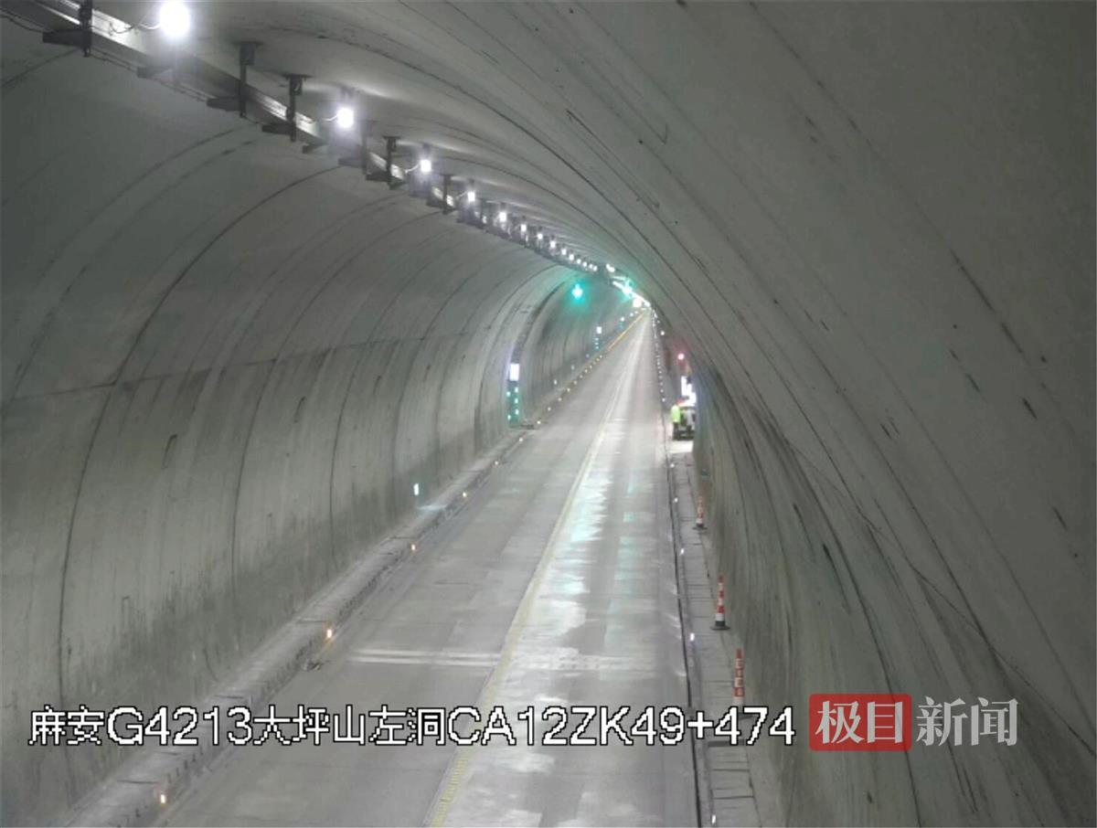 高速公路行人拦车_高速公路应急车道安全风险_高速上他挥舞手电拼命拦车