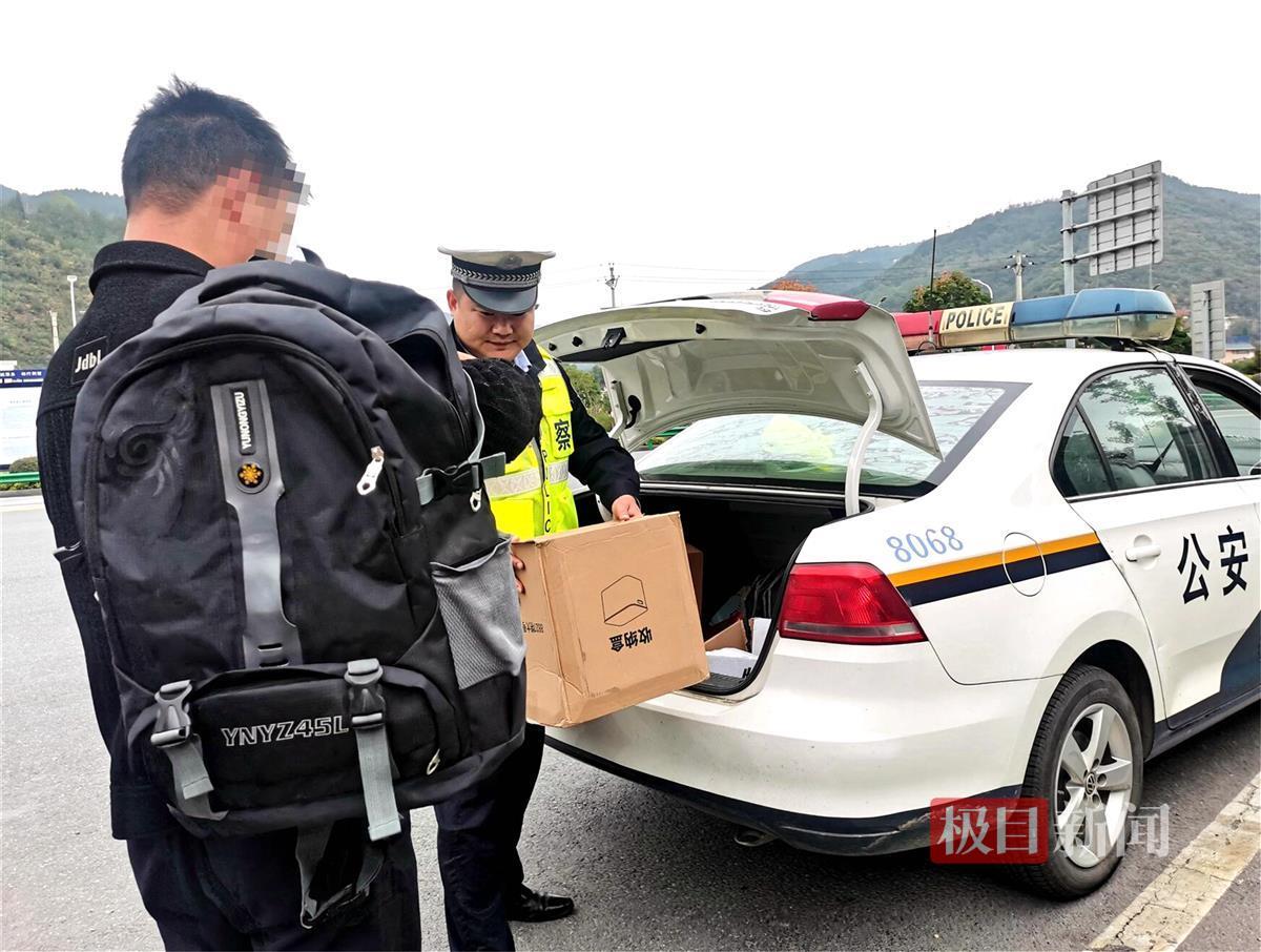 高速公路行人拦车_高速上他挥舞手电拼命拦车_高速公路应急车道安全风险