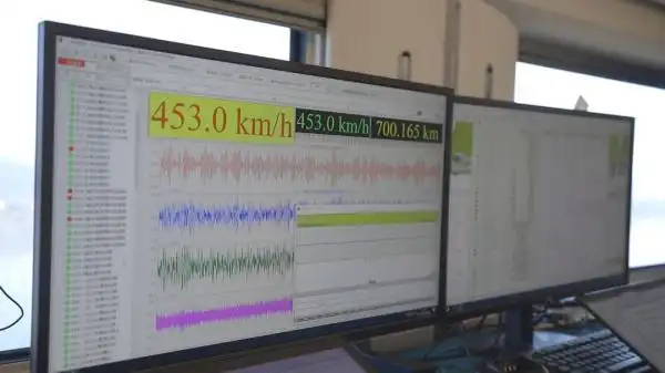 湄洲湾跨海大桥上，试验时速453公里！