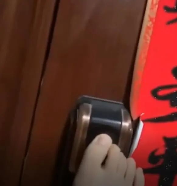女子用脚趾开指纹锁_男子多次用指纹解开邻居智能门锁_指纹锁按错手指开门