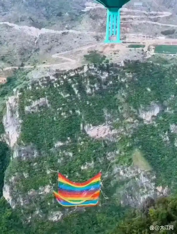 世界第一高桥无绳蹦极_贵州花江峡谷大桥无绳蹦极_贵州“无绳蹦极”被叫停