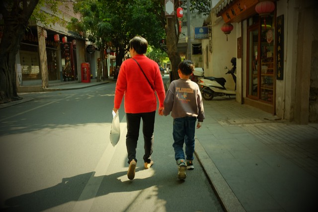 女大学生村官在工作中遇到的问题_大学生村官 向阳村 选妻 合作社 致富 马秀兰 克夫 药材 种植 手工艺品 绣花 荷包 非物质文化遗产