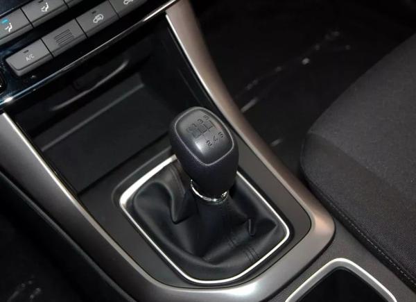 新手驾车_换档注意事项_新手开车换档技巧