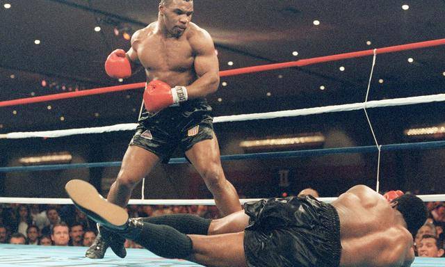 刘易斯击败泰森比赛分析_霍利菲尔德与刘易斯实力对比_刘易斯拳击