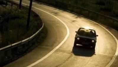 正确使用车灯喇叭_新手驾车_城市汽车安全驾驶技巧