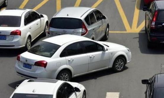 正确使用车灯喇叭_新手驾车_城市汽车安全驾驶技巧