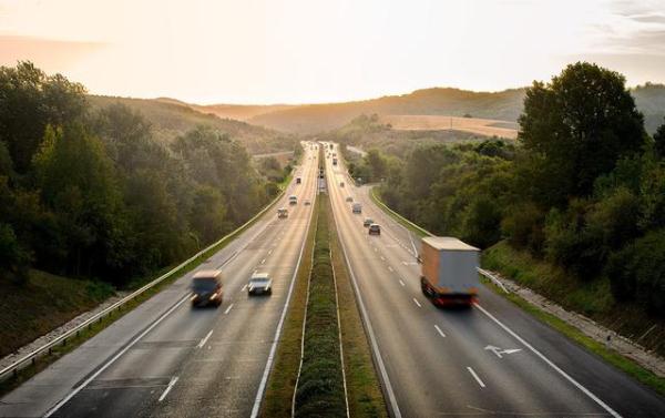 新手上高速需要谨记的4个要点，看完以后，独自上高速就不怕了