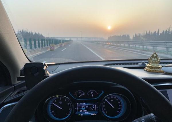 新手司机上高速条件_新手如何安全上高速_新手驾车