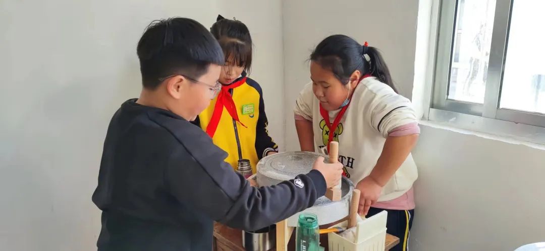 幼儿劳动教育实践_“吃苦幼儿园”为何能走红_幼儿园劳动课