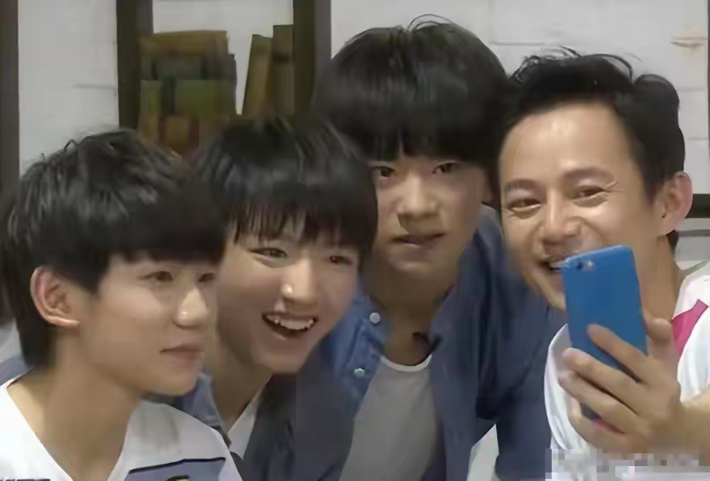 何炅视频_何炅舞台状态下滑_何炅近况