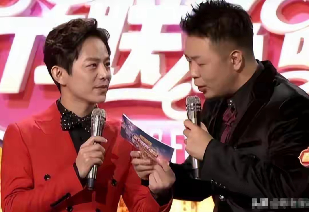 何炅舞台状态下滑_何炅视频_何炅近况