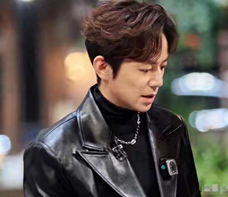 何炅舞台状态下滑_何炅视频_何炅近况