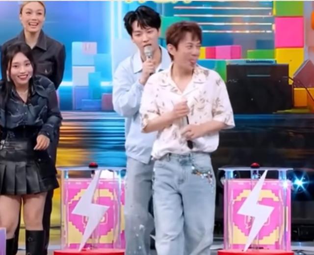 何炅视频_直播舞台危机处理_何炅吴泽林救场