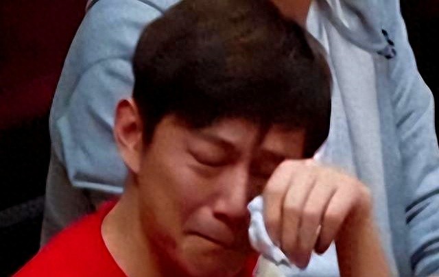 51岁何炅手抖穿线_国民暖男隐性衰老_何炅视频