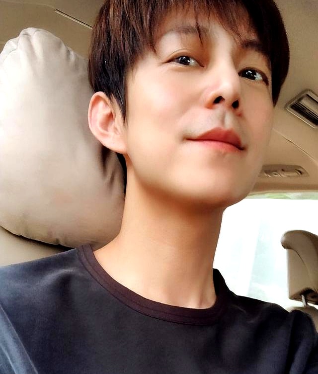 51岁何炅手抖穿线_何炅视频_国民暖男隐性衰老