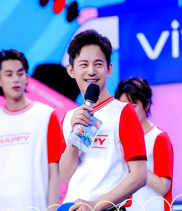 国民暖男隐性衰老_何炅视频_51岁何炅手抖穿线