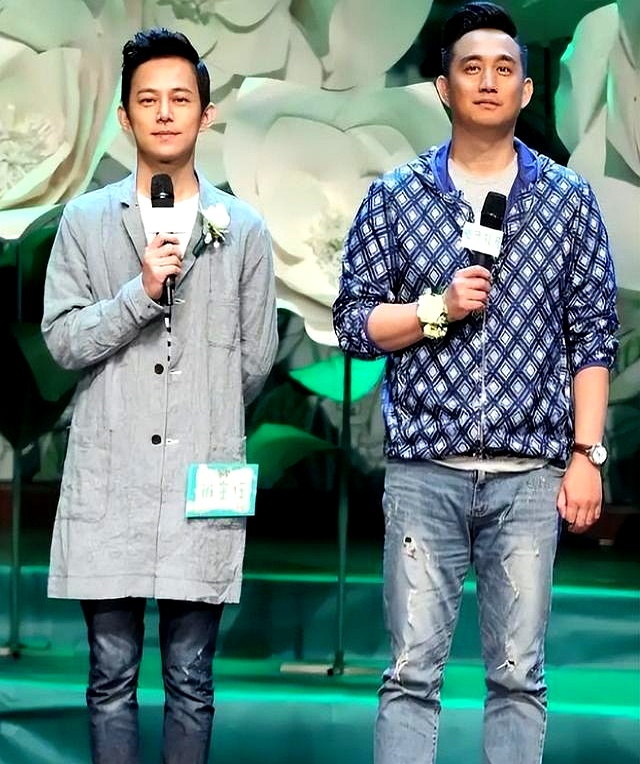 51岁何炅手抖穿线_何炅视频_国民暖男隐性衰老