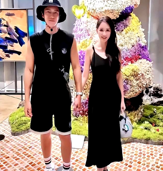 国民暖男隐性衰老_何炅视频_51岁何炅手抖穿线