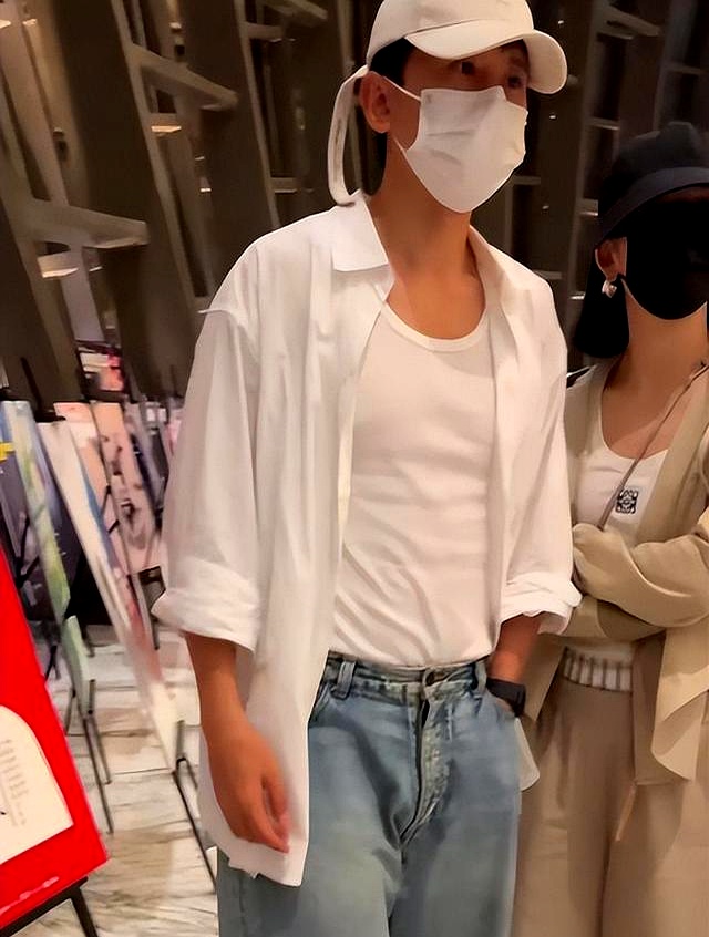 国民暖男隐性衰老_51岁何炅手抖穿线_何炅视频