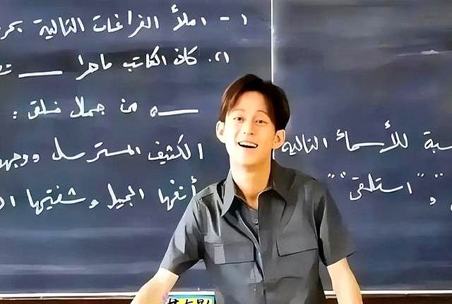 何炅视频_51岁何炅手抖穿线_国民暖男隐性衰老