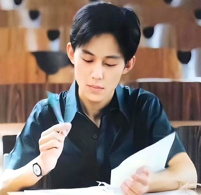 国民暖男隐性衰老_51岁何炅手抖穿线_何炅视频