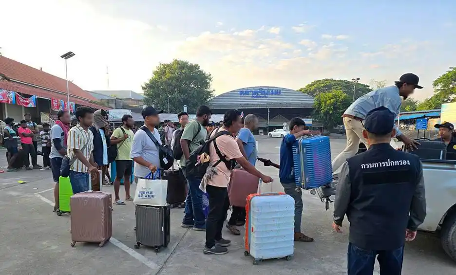 kk园区超800人逃入泰国_缅甸军方打击妙瓦底KK园区 逃离者进入泰国_妙瓦底地区军事行动 外国人寻求庇护泰国