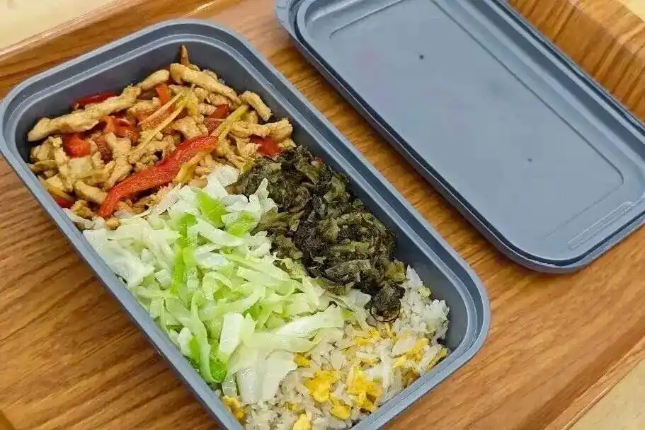 川式小炒肉莽嘟嘟饭_高铁推出17元盒饭：门店现炒_中国铁路平价套餐