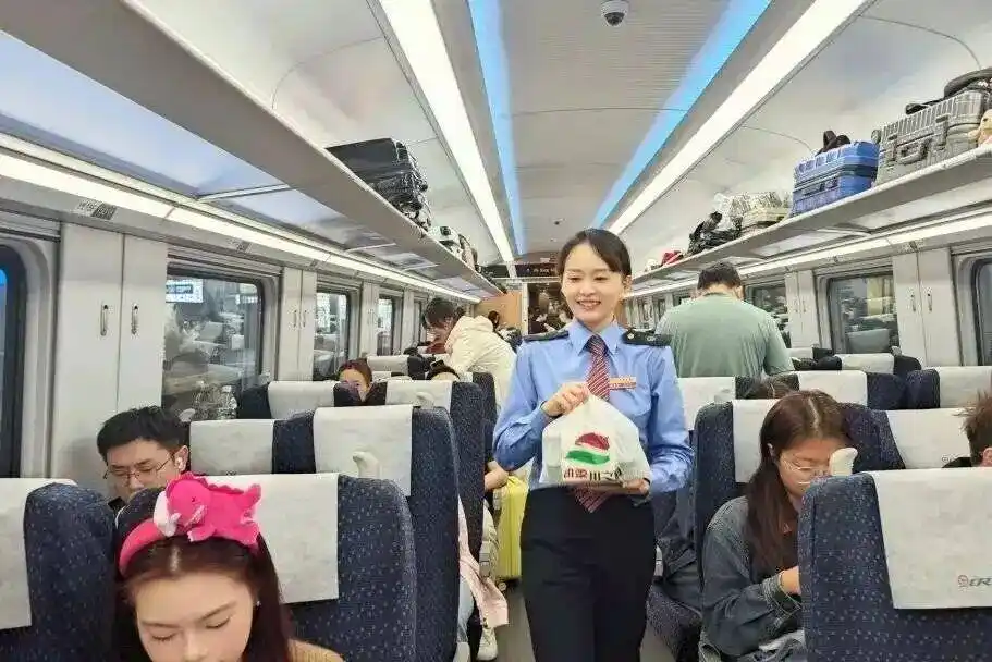 川式小炒肉莽嘟嘟饭_中国铁路平价套餐_高铁推出17元盒饭：门店现炒