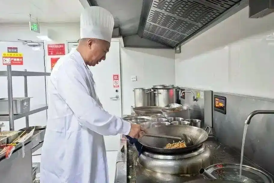 高铁推出17元盒饭：门店现炒_川式小炒肉莽嘟嘟饭_中国铁路平价套餐